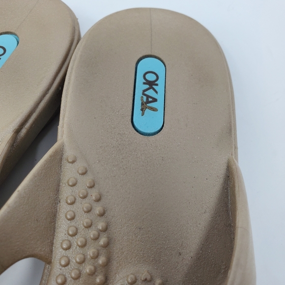 Oka B Women's size Large Flip Flops Gold Tan Rubber Nubby Arch Metal Flower - Picture 4 of 7